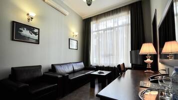 Suíte clássica, 2 camas de solteiro | Sala de estar | TV