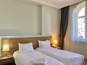 Standard Twin Room | Minibar, in-room safe, desk, blackout drapes - Hotel O. Galogre (Batumi)