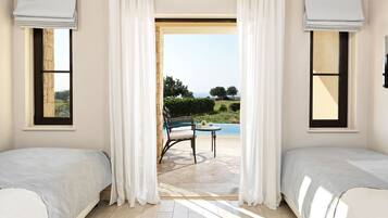 Family Room with Sliding Doors, Swim-up, Golf & Sea View