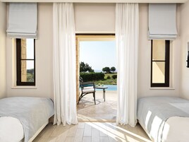 Junior Suite Swim-up Golf & Sea View | Allergitestade sängkläder, minibar och värdeförvaringsskåp på rummet