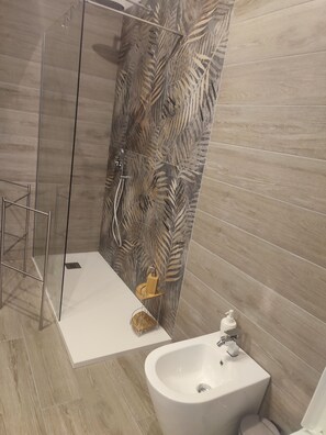 Luxury Studio Suite, 1 Bedroom | Bathroom | Shower, rainfall showerhead, free toiletries, hair dryer - Leonardo Rome Holidays (Fiumicino)