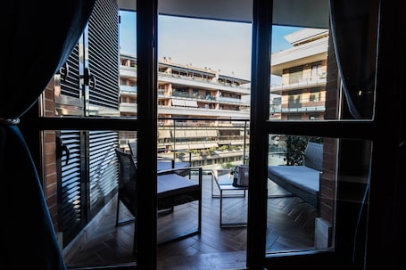 2 bedrooms, premium bedding, down comforters, minibar