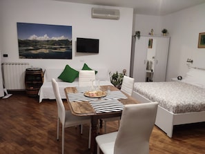 Ropa de cama de alta calidad, cubrecamas, minibar y escritorio 