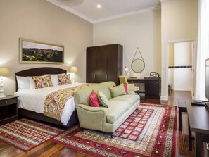 Suite, 1 dobbeltseng (Heritage) | Sengetøy av topp kvalitet, safe på rommet og skrivebord