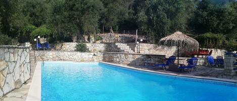 Piscine extérieure, chaises longues