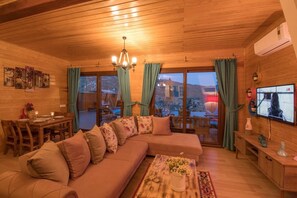 Villa, 2 soverom | Oppholdsområde | Plasma-TV