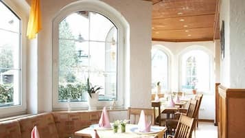 Phục vụ bữa trưa, đặc sản vùng