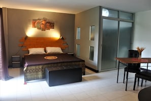 Deluxe-rum | Minibar, värdeförvaringsskåp på rummet och skrivbord