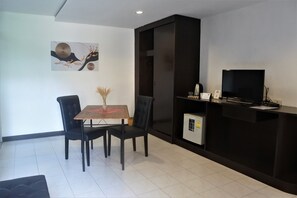 Deluxe Room | Minibar, in-room safe, desk, blackout drapes - Hi Karon Beach Hotel (Karon)