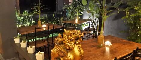 Menyajikan masakan Thailand