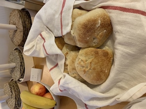 A bakery display with bread and fruits. - Mellanfjardens Pensionat (Jättendal)