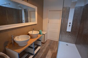 Apartment | Badezimmer | Dusche, Handtücher