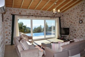 Villa, 2 habitaciones | Zona de estar | Una televisión de plasma