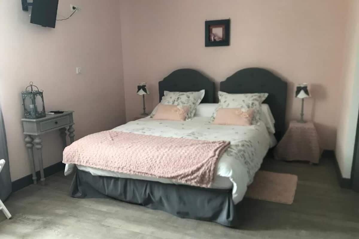 Romantische tweepersoonskamer, 1 queensize bed, niet-roken | Luxe beddengoed, bedden met traagschuimmatrassen, geluiddichte muren