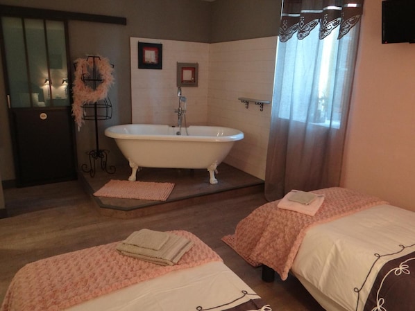 Romantic Double Room, 1 Queen Bed, Non Smoking | Bathroom