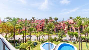 Een verwarmd zwembad