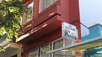 Vista frontal de la propiedad