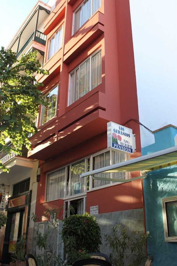 Front of property - Pension Los Geranios (Puerto de la Cruz)