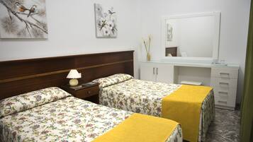 Habitación con 2 camas individuales | Escritorio, cunas gratuitas, wifi gratis y ropa de cama