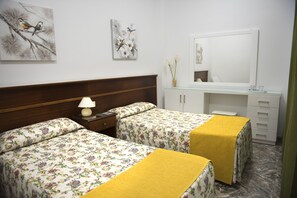 Twin Room | Desk, free cribs/infant beds, free WiFi, bed sheets - Pension Los Geranios (Puerto de la Cruz)