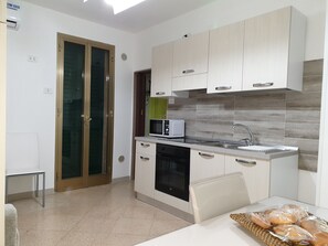 Refrigerador, microondas, cafetera y tetera y tetera eléctrica