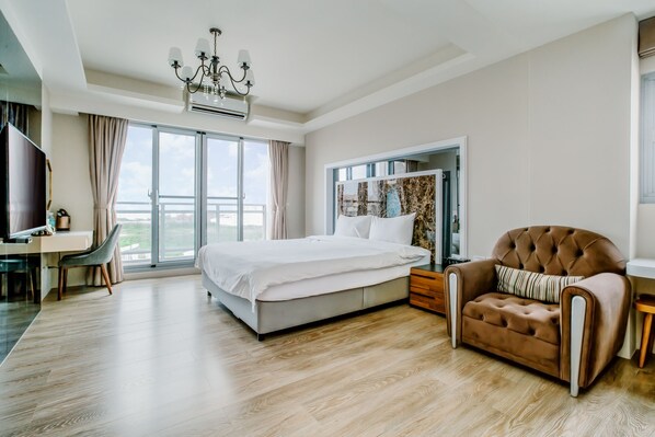 Dobbeltrom – grand, balkong, delvis havutsikt | Skrivebord, skrivebord for bærbar PC og ekstrasenger (mot et tillegg)