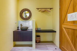 Suite – gallery, ikke-røyk, balkong | Bad | Dusj, regndusjhode, hårføner og tøfler