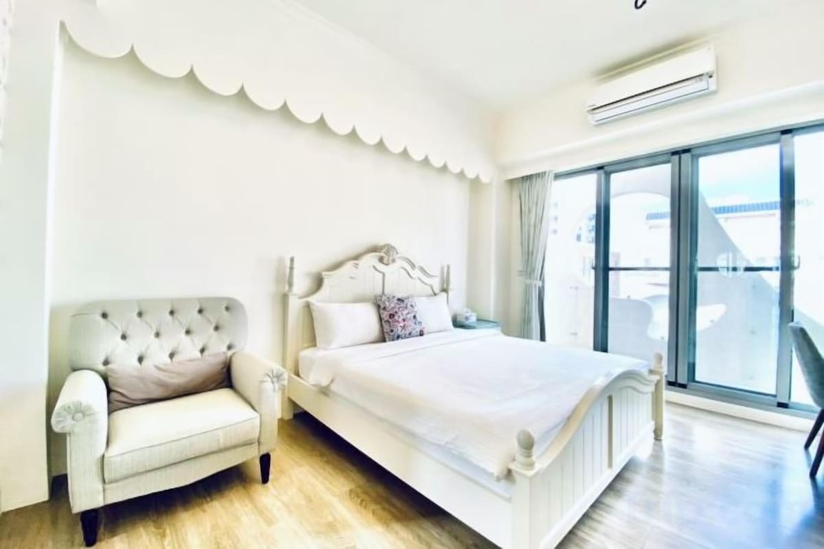 Desk, laptop workspace, rollaway beds, free WiFi