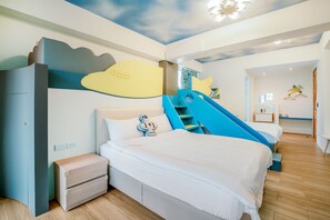 Grand Suite, Balcony | Desk, laptop workspace, rollaway beds, free WiFi - Ocean Party B&B (Magong)