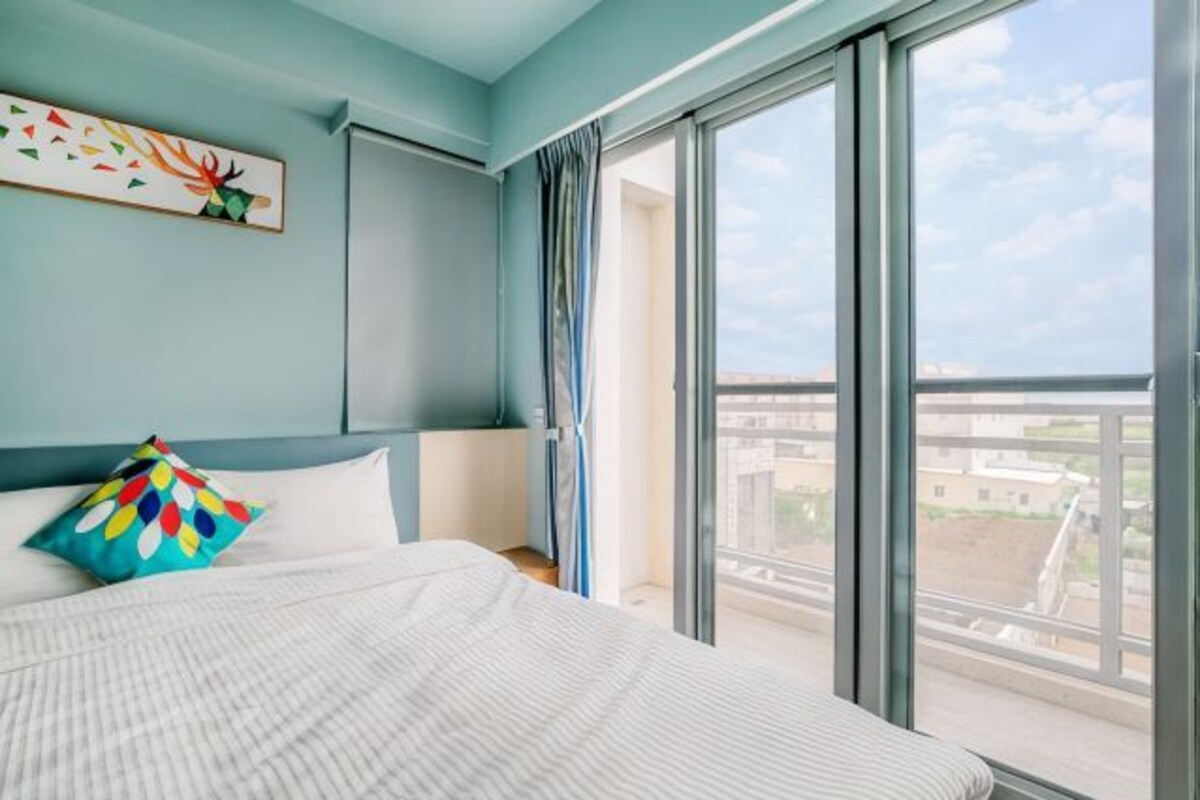 Desk, laptop workspace, rollaway beds, free WiFi