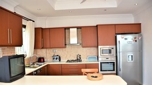 Villa, Sea View | Private kitchenette - Villa Yellow (Kas)