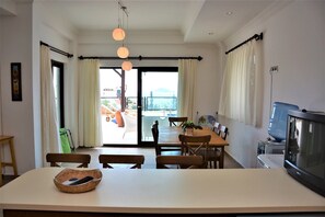 Villa, Meerblick | Wohnbereich | Plasmafernseher, Kamin