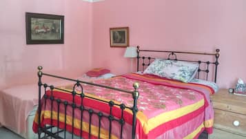 Camera tripla, bagno privato (Room 3) | Una scrivania, ferro/asse da stiro, Wi-Fi gratuito, lenzuola