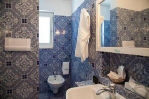 Triple Room, Multiple Beds, Non Smoking | Bathroom | Shower, hair dryer, bidet, towels