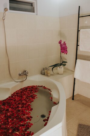 Deluxe Villa, Multiple Beds, Non Smoking | Deep-soaking bathtub