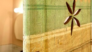 Un gros plan d’un mur à la texture particulière, orné d’un motif décoratif et d’un dessin en forme d’étoile.