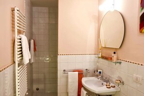 Douche, sèche-cheveux, bidet, serviettes fournies