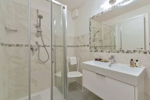 Shower, hair dryer, bidet, towels