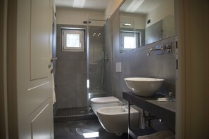 Ducha, secador de pelo, bidet, toallas