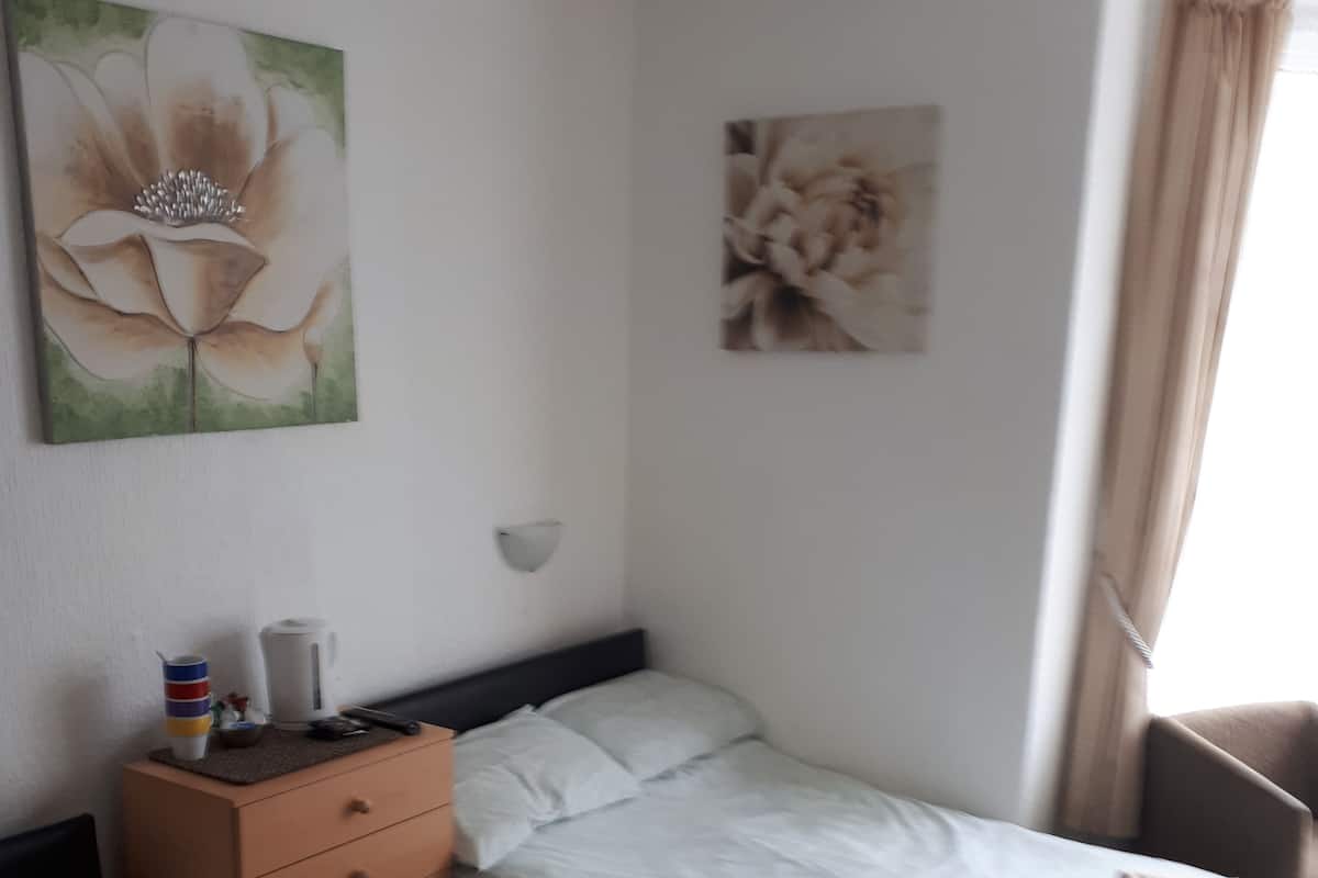 Vierpersoonskamer, privébadkamer | Een strijkplank/strijkijzer, gratis wifi, beddengoed