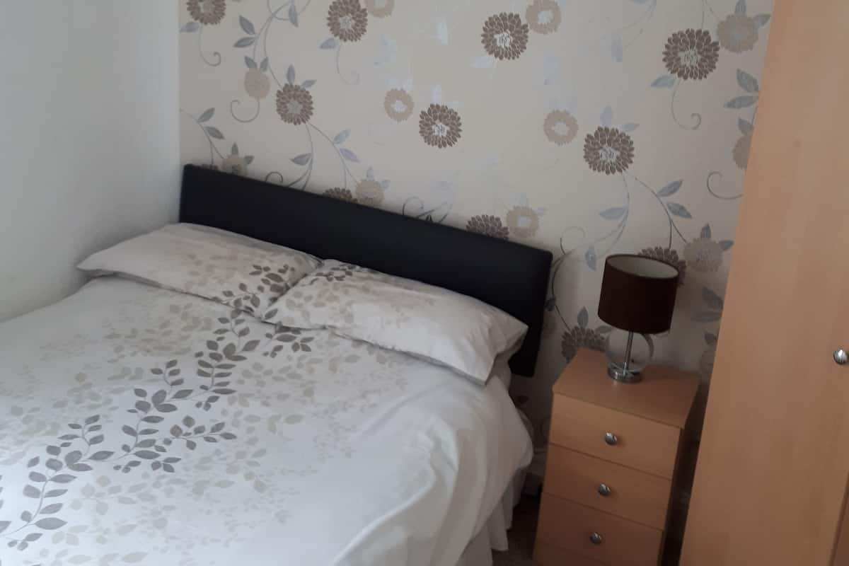 Tweepersoonskamer, privébadkamer | Een strijkplank/strijkijzer, gratis wifi, beddengoed