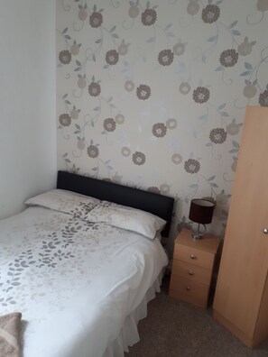 Habitación doble, baño privado | Tabla de planchar con plancha, wifi gratis y ropa de cama 