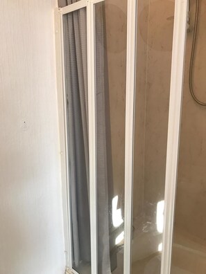 Bathroom shower - Montgomery Hotel (Blackpool)