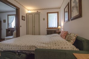 1 chambre, fer et planche à repasser, draps fournis