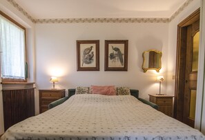 1 habitación, tabla de planchar con plancha y ropa de cama 