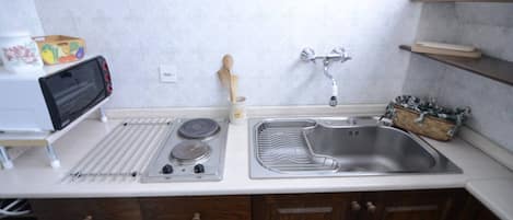 Kjøleskap, kokeplater, brødrister og kjøkkenutstyr