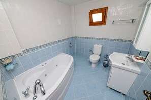 Villa, 3 habitaciones | Baño | Tina, tina de hidromasaje, secadora de cabello, pantuflas 