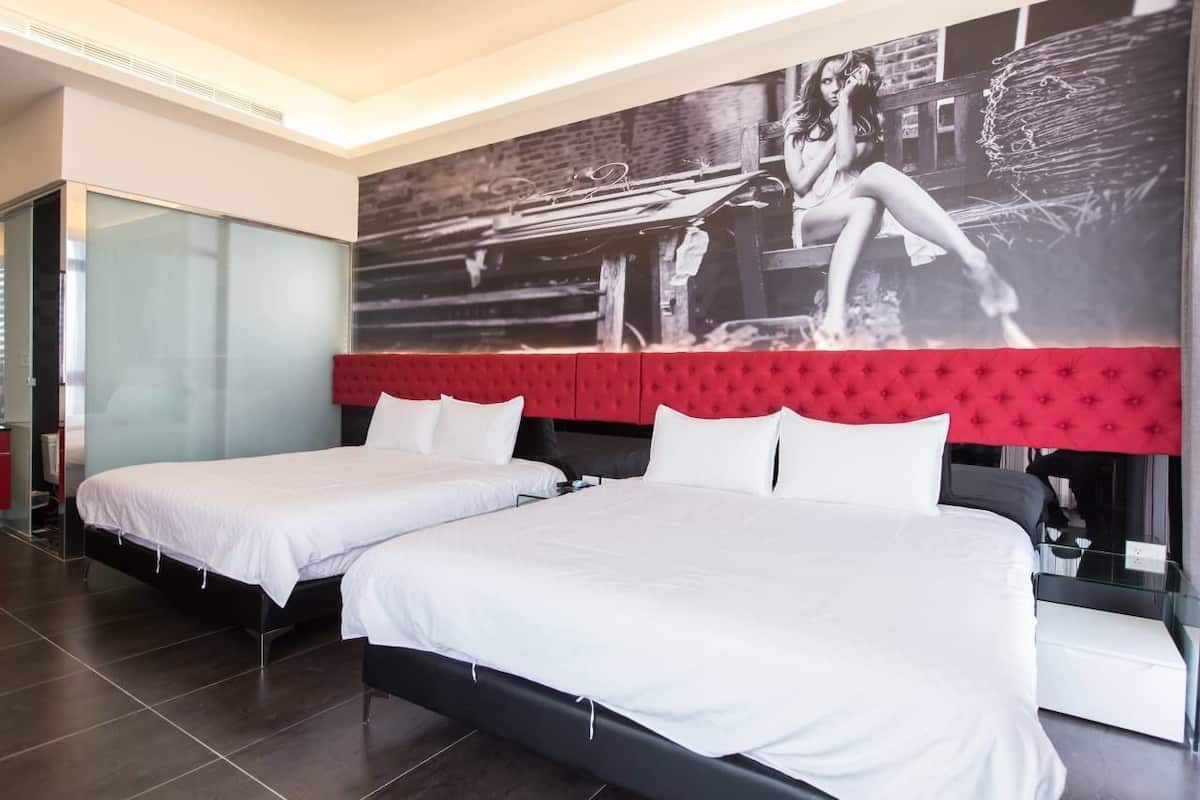 Quarto quádruplo design, 2 camas de casal, para não fumantes | Wi-Fi de cortesia