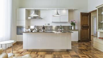 Kühlschrank, Mikrowelle, Ofen, Geschirrspüler