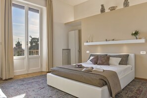 4 slaapkamers, een strijkplank/strijkijzer, reisbedje, gratis wifi